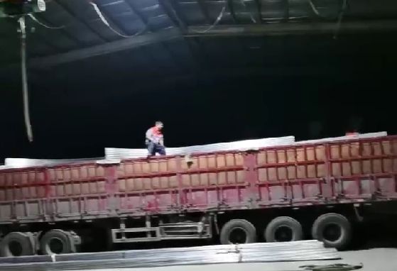 天黑了，發(fā)貨裝車依然加班進(jìn)行中，服務(wù)好更多的客戶